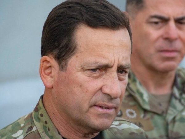 Comandante en Jefe del Ejército relevó de su cargo a dos altos mandos