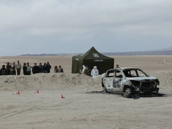Encuentran dos cuerpos sin vida y un vehículo incendiado en Antofagasta
